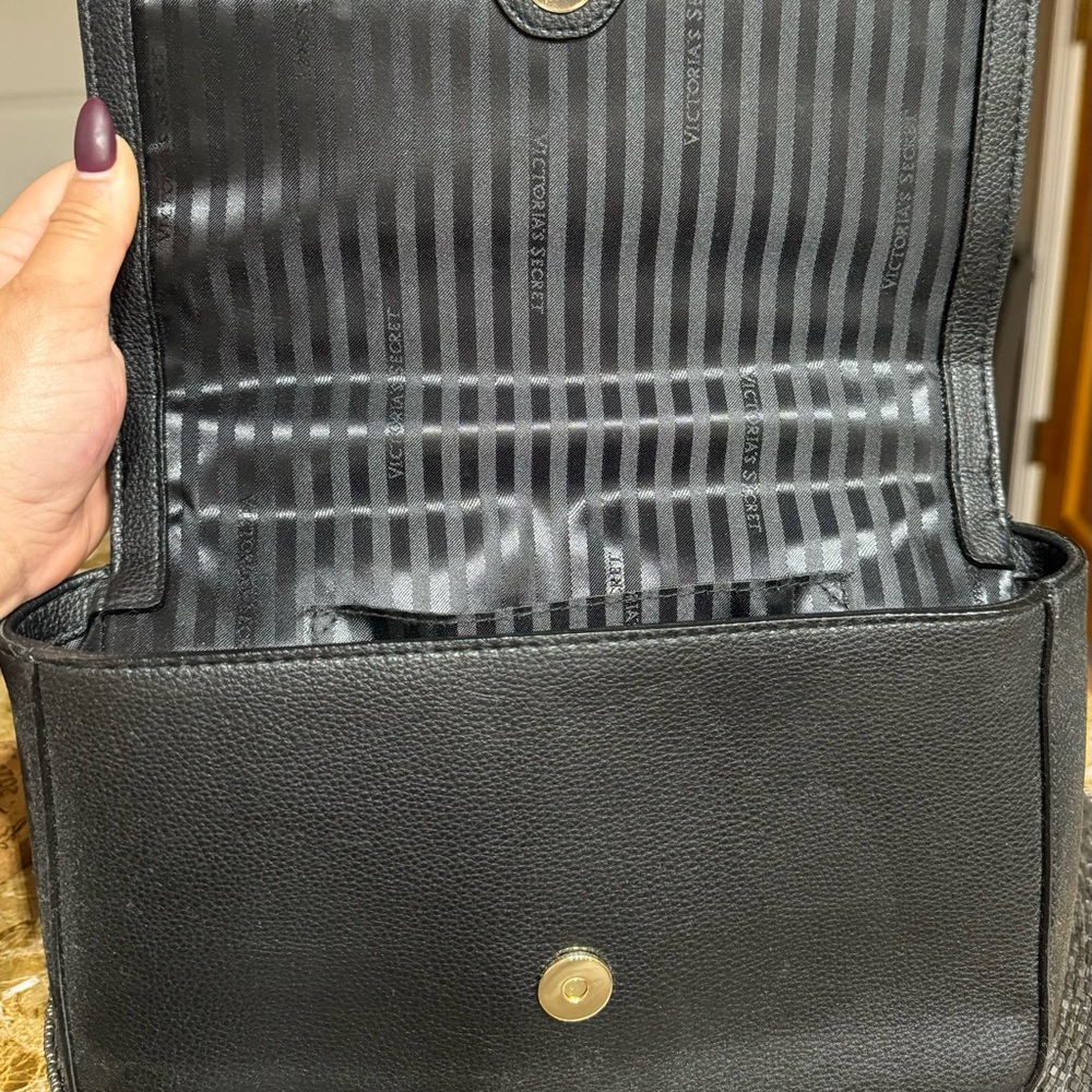 VICTORIA'S SECRET PEBBLED V-QUILT BOND STREET SHOULDER BAG